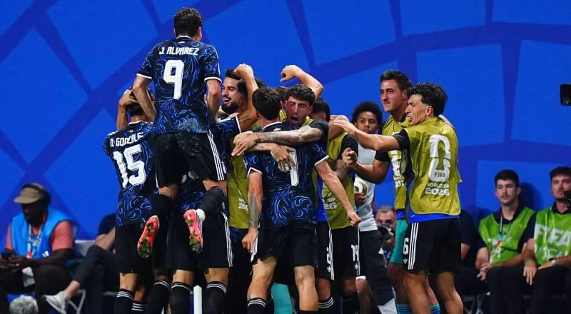 2026 FIFA Dünya Kupası yarı finalinde İngiltere ile karşı karşıya gelen Arjantin, 1-0 geriye düştüğü maçta rakibini son dakikada bulduğu gollerle 2-1 mağlup ederek adını finale yazdırdı.